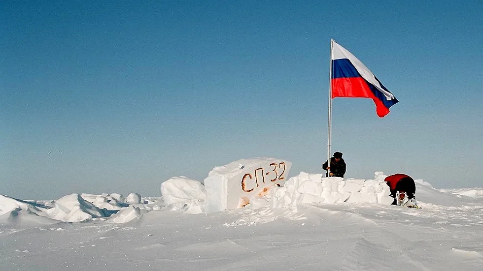 Северный полюс 22. Флаг России на Северном полюсе. Флаг России в Арктике. Северный полюс и РФ. Флаг Северного полюса.