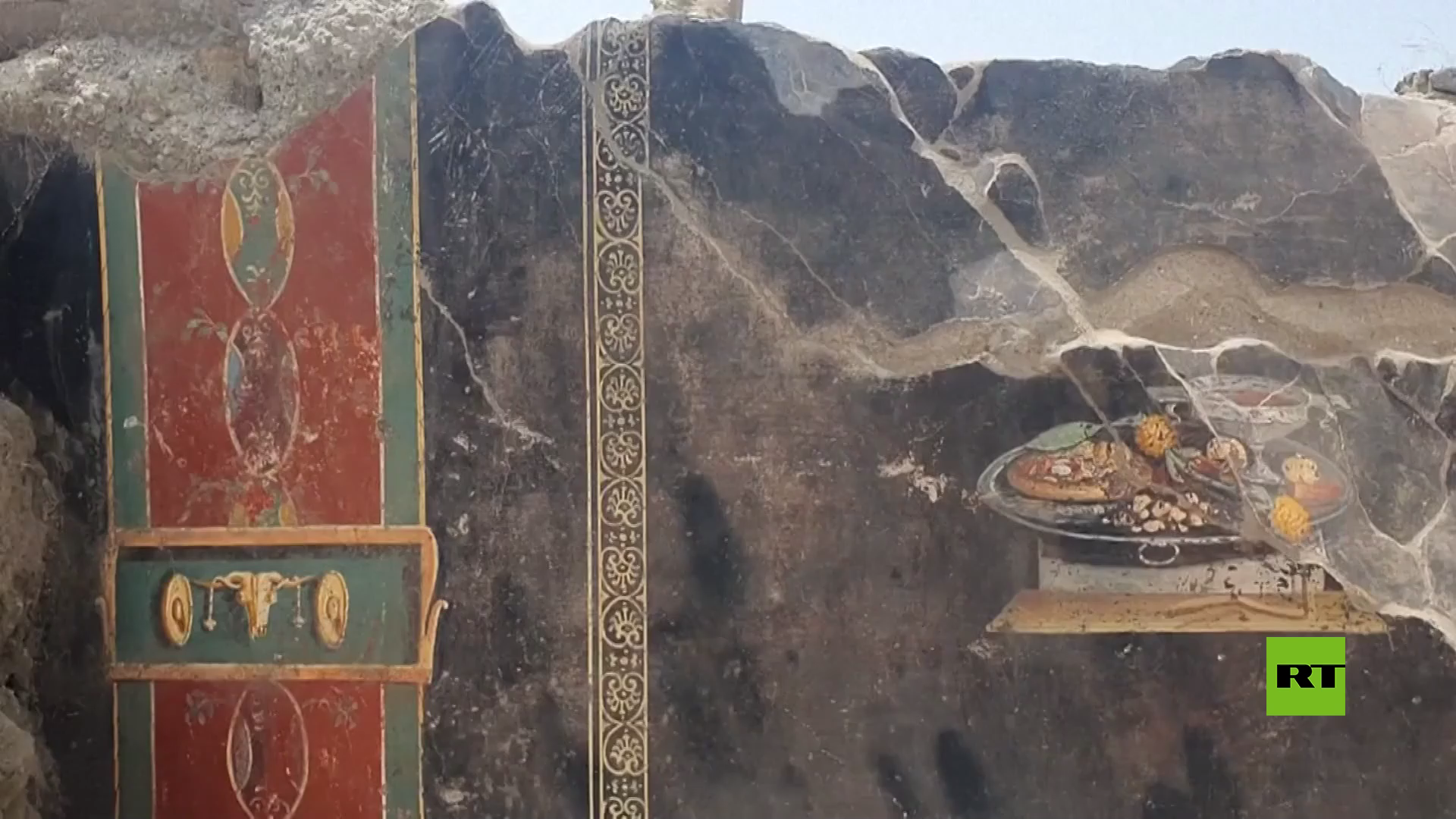 بالفيديو.. اكتشاف لوحة فنية جدارية في موقع بومبي الأثري