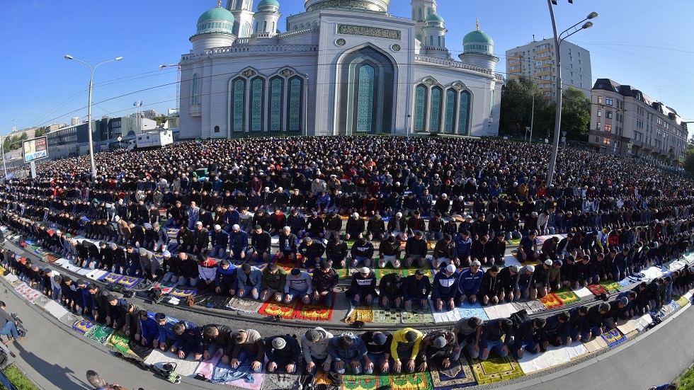 200 ألف مسلم يؤدون صلاة عيد الأضحى بمساجد موسكو