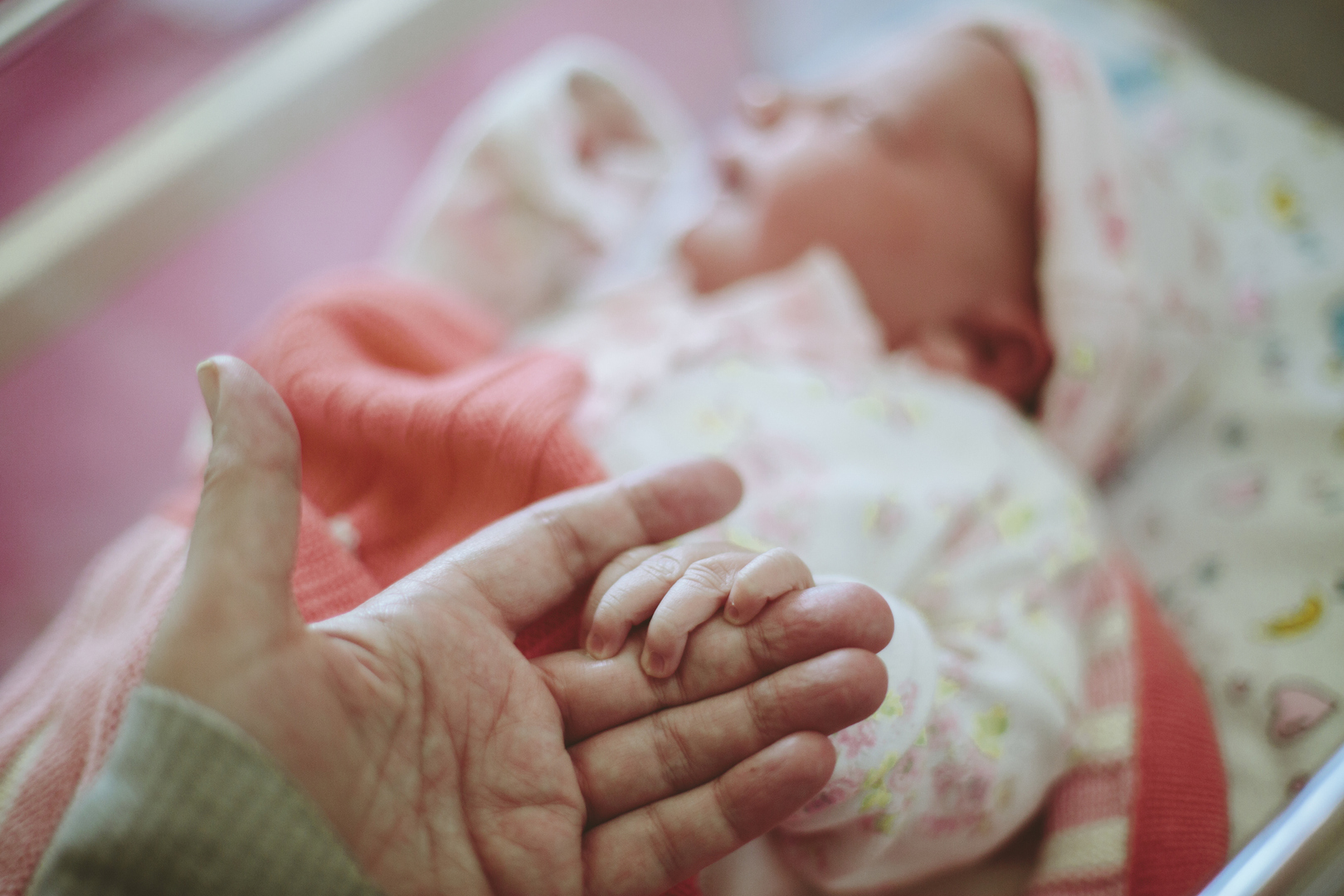 باحثون يحددون السن الأنسب للنساء لإنجاب أطفال 