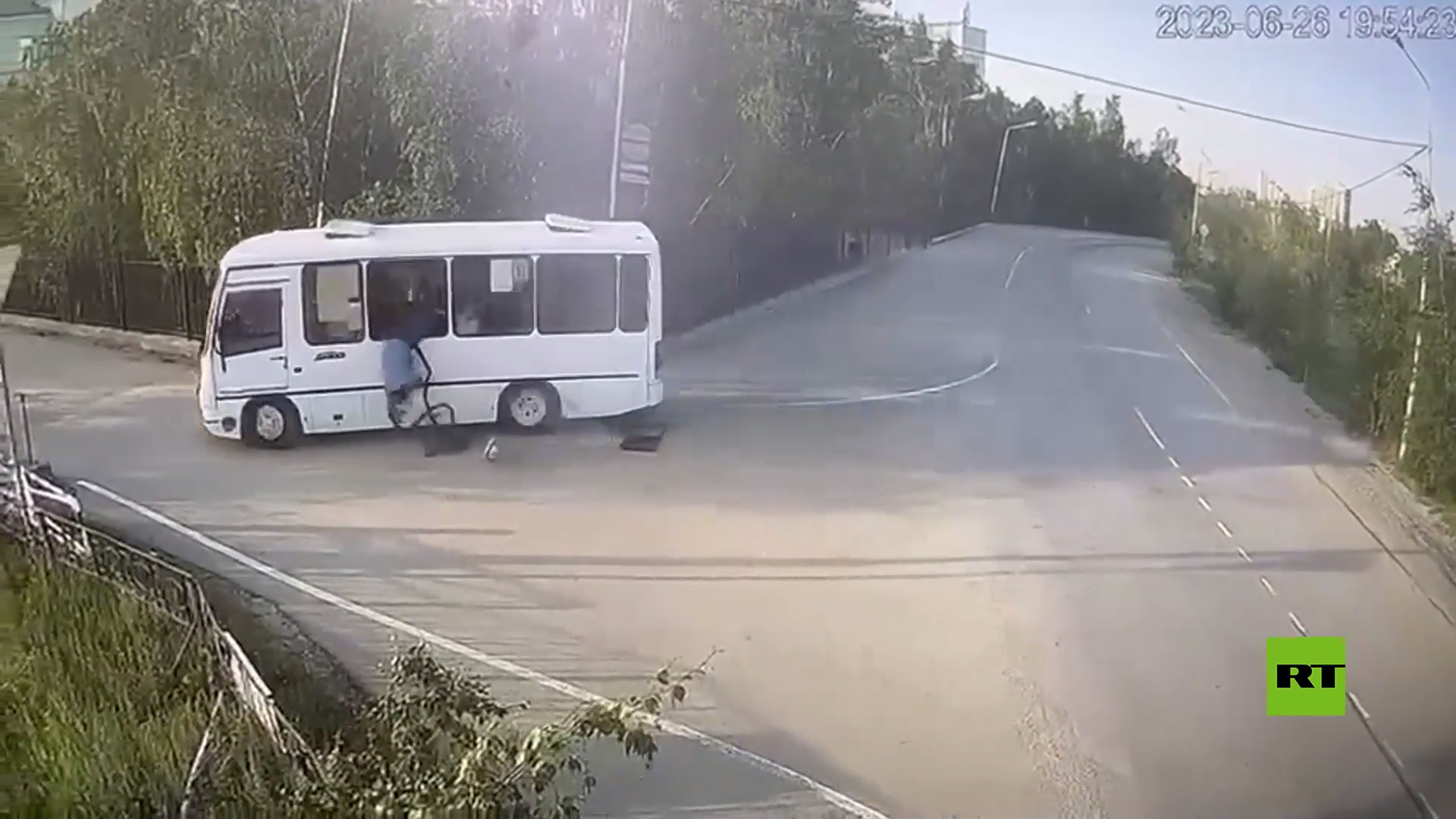بالفيديو من روسيا.. مسن يسقط من نافذة حافلة في منعطف حاد