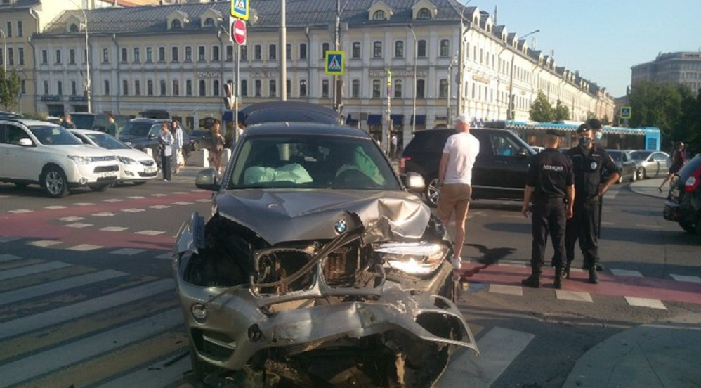 لحظة حادث مروري مرعب بمشاركة دراجة نارية وسط موسكو