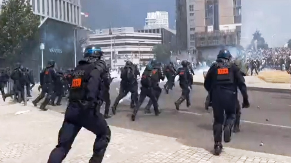 فرنسا.. الشرطة تطلق الغاز المسيل للدموع على مشاركين في مسيرة تكريم مراهق قتله الأمن (فيديو)