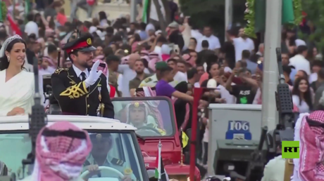 بالفيديو.. العروسان الأمير الحسين ورجوة آل سيف يشاركان في المسيرة الحافلة عبر عمان