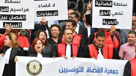 قضاة تونسيون يتظاهرون للتنديد بوضع اليد على السلطة القضائية