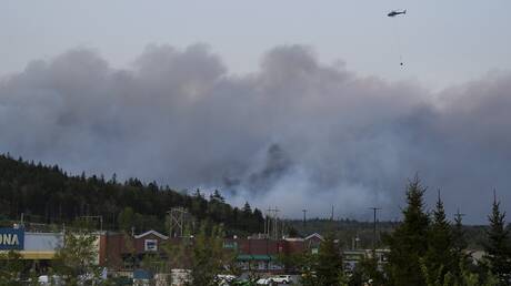 كندا.. فرار الآلاف من حرائق غابات غير مسبوقة شرق البلاد (فيديو)