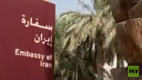السفارة الإیرانیة ترفع علم بلادها فوق المبنى بالرياض (فيديو)