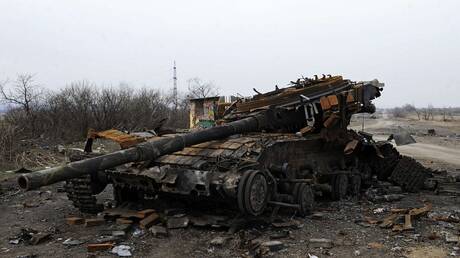 القوات الجوية الروسية تدمر مدرعات أوكرانية جنوب دونيتسك (فيديو)