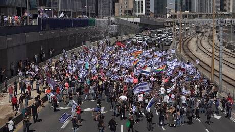 عشرات الآلاف يشاركون في مسيرة للمثليين في تل أبيب
