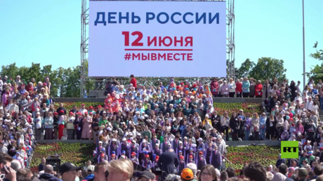 بالفيديو.. أكثر من ألف مشارك بأداء جماعي للنشيد الروسي أثناء فعاليات احتفالية في يكاتيرينبورغ