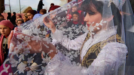 على غير انتظار.. الرئيس الأوزبكي يفاجئ عروسين بحضور عقد قرانهما (فيديو)