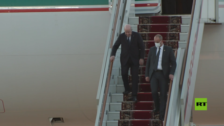 لحظة وصول الرئيس الجزائري عبدالمجيد تبون إلى موسكو
