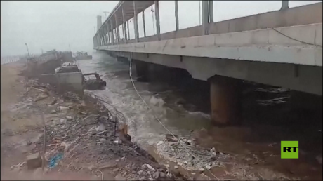 بالفيديو.. إعصار قوي يصل الهند