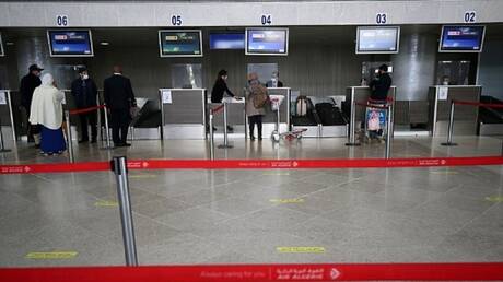 الجزائر.. التحقيق مع شرطية و7 مسافرين في تهمة تهريب الذهب إلى دبي