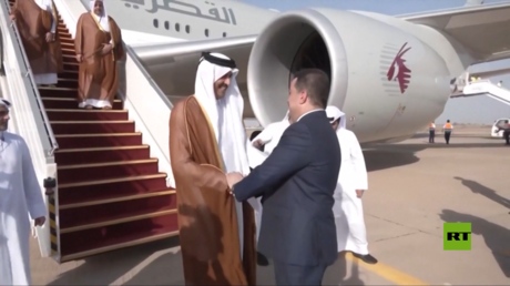 لحظة وصول أمير قطر الشيخ تميم بن حمد آل ثاني إلى العراق