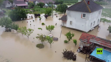 بالفيديو.. فيضانات عارمة وانهيار جسور في صربيا بعد أمطار غزيرة