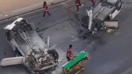 حادث مروع بالسعودية.. سيارة مسرعة تسقط من جسر شاهق على مركبة أخرى (فيديو)
