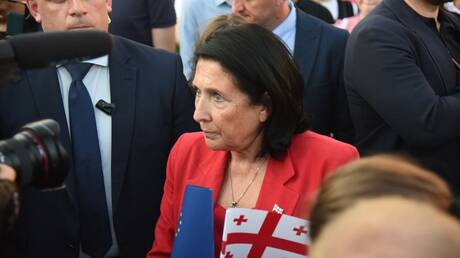 رئيسة جورجيا زورابيشفيلي تدعو لتشديد نظام التأشيرات للروس