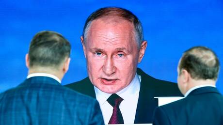 انقطاع البث المباشر أثناء مؤتمر وزيرة الخارجية الألمانية.. وظهور خطاب بوتين (فيديو)