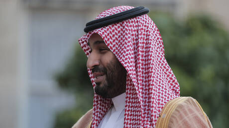 عقيد سعودي يلقي قصيدة أمام الأمير محمد بن سلمان ويثير تفاعلا كبيرا (فيديو)