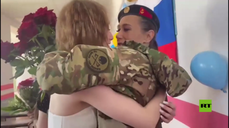 بالفيديو من كامتشاتكا.. أم تعود من منطقة العملية العسكرية لتفاجئ ابنتها بمناسبة غالية