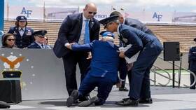 بالفيديو.. بايدن يسقط مرة أخرى كأنه ينزلق على ركبتيه والبيت الأبيض يعلق على الحادثة