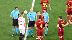 جماهير روما تنتقم من حكم نهائي الدوري الأوروبي في المطار (فيديو)