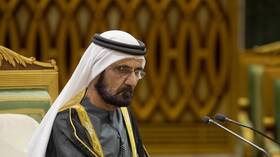 حاكم دبي يتلقى تقريرا من متسوق