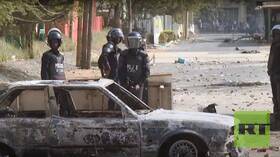 بينهم أمني.. مقتل 15 شخصا على الأقل في اشتباكات بين أنصار زعيم المعارضة والشرطة في السنغال (فيديو)