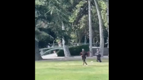 لحظة القبض على شاب سوري طعن مجموعة من الأطفال في فرنسا