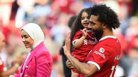 بعد صورة المطبخ.. محمد صلاح يستمتع بلعبة