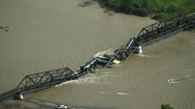 انهيار جسر يسفر عن سقوط قطار محمّل بمواد خطرة في نهر بالولايات المتحدة
