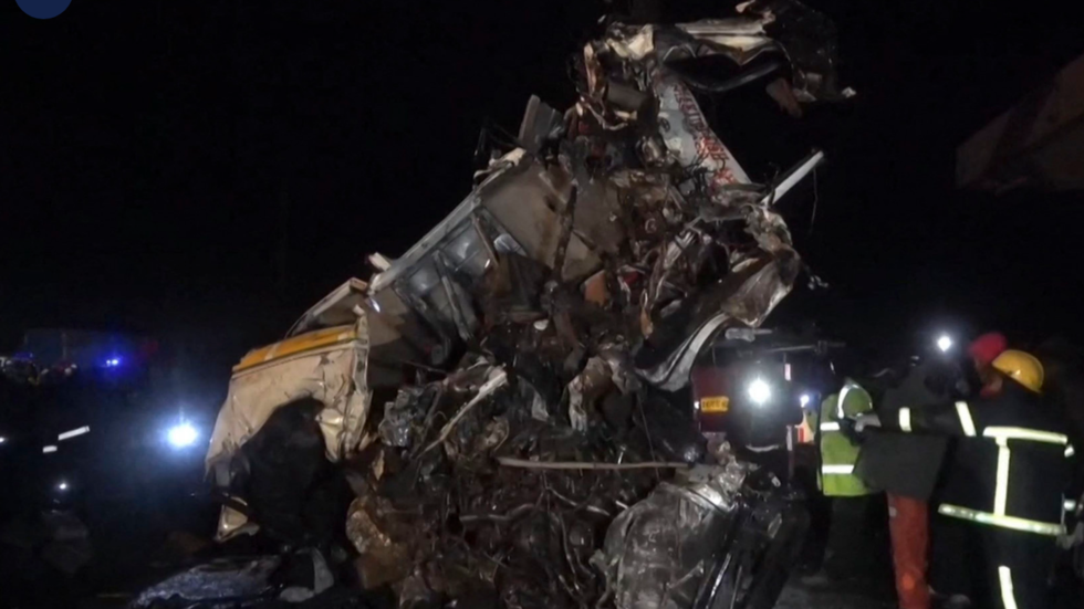 "شاحنة سحقت حافلات مكتظة".. الشرطة تكشف معلومات أولية عن الحادث المميت غرب كينيا (فيديو)