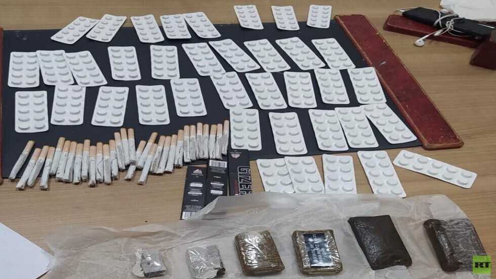 جمارك مطار القاهرة تضبط حشيشا وترامادول ومخدرات متنوعة بحوزة راكب قادم من ميونيخ (صور)