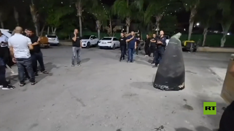 هجومان خلال ساعات.. إسرائيل ترد على إطلاق صاروخ من سوريا تناثرت شظاياه في مدينة رهط بالنقب (فيديو)