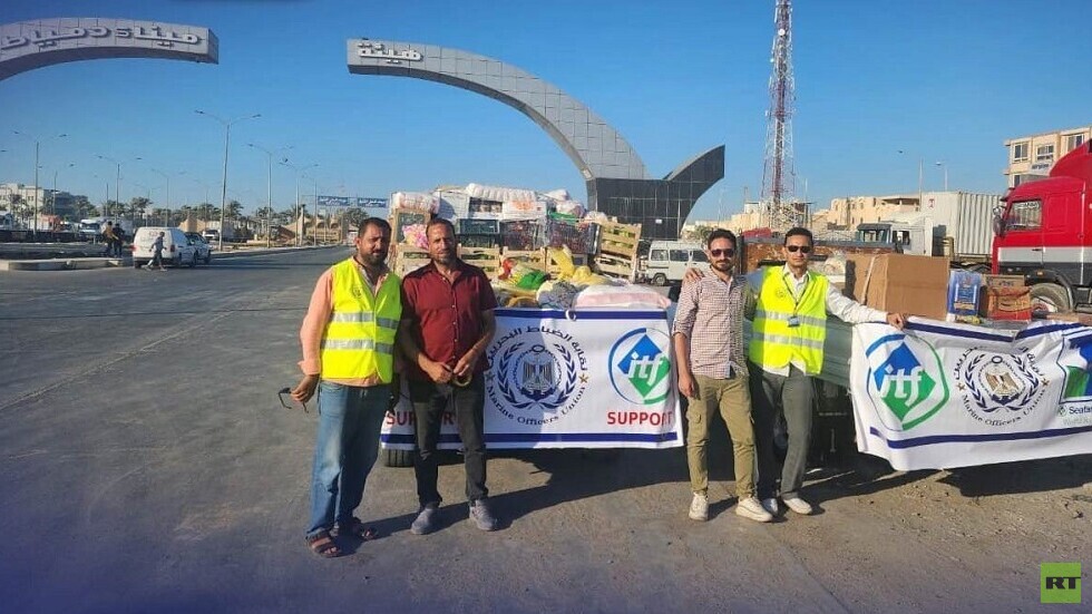 مصر.. ضباط البحرية يغيثون 15 بحارا تخلى عنهم مالك السفينة والوكيل الملاحي (صور)