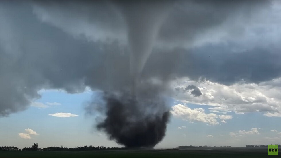 منازل دمرت وماشية نفقت.. "تورنادو" كبير يضرب مقاطعة ألبرتا الكندية (فيديو)