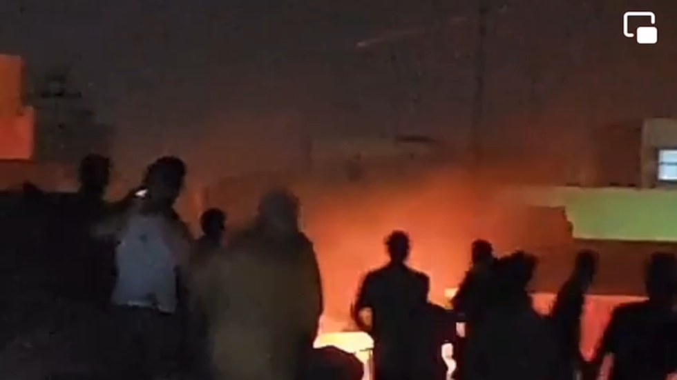 تونس.. أفارقة يضرمون النار بمنزل في صفاقس وحالة احتقان كبرى في المنطقة (فيديو)