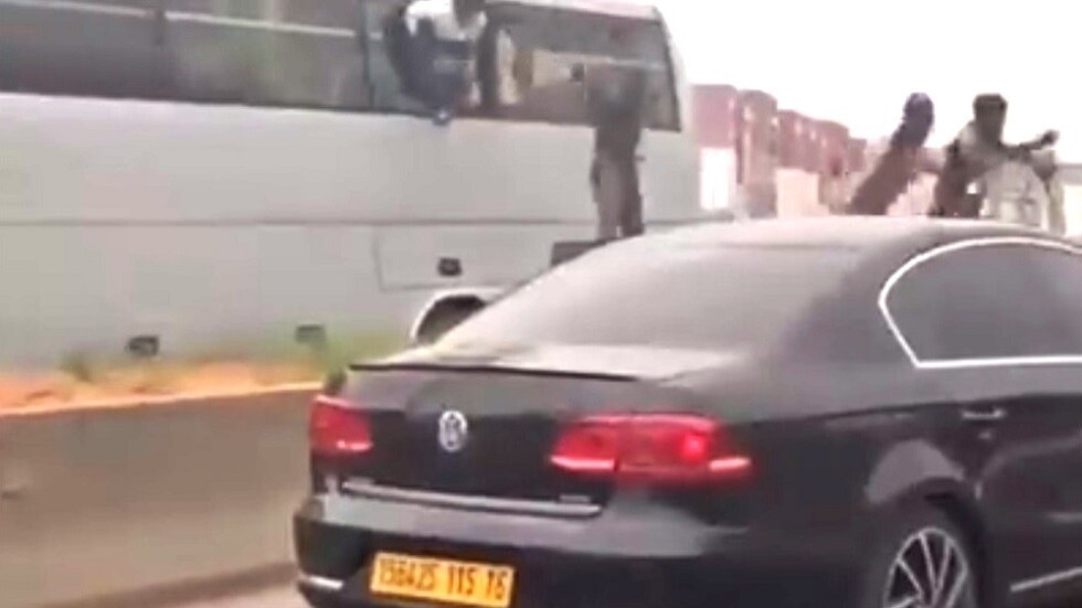 الجزائر.. فرار جماعي لمهاجرين غير شرعيين أثناء ترحيلهم (فيديو)