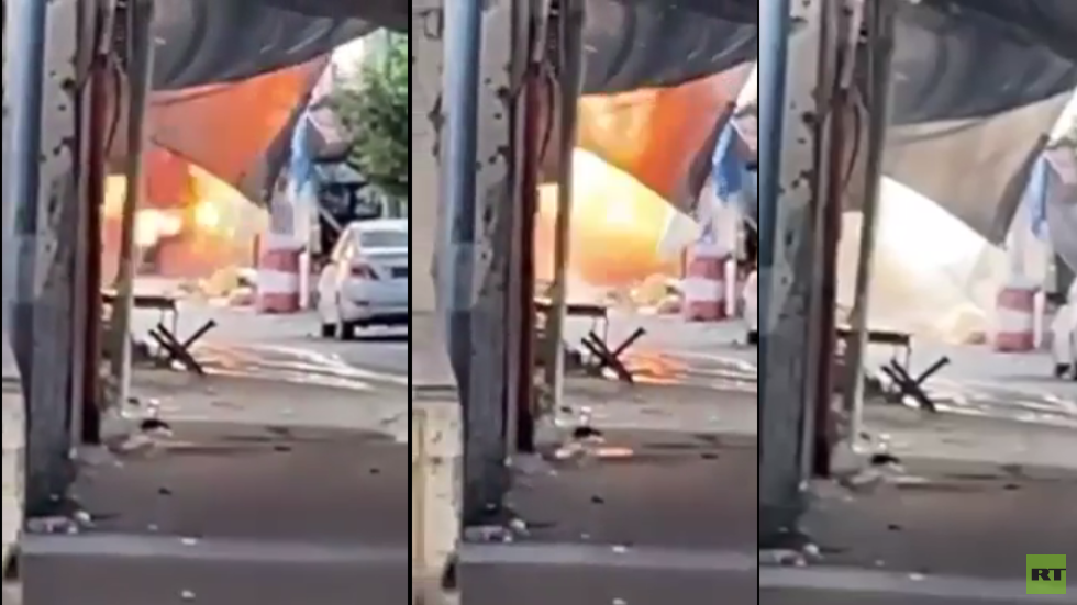 لحظة تفجير عبوة بجرافة عسكرية إسرائيلية على مدخل مخيم جنين