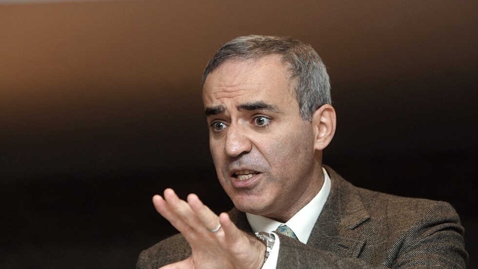 كاسباروف يستخدم منحا مالية أمريكية لضمان معيشة مريحة لنفسه