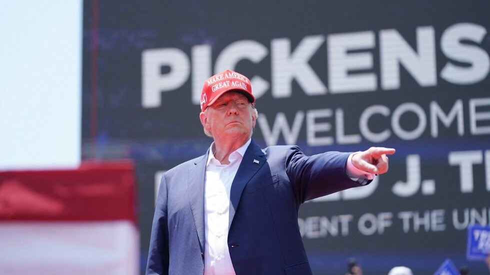 السكرتيرة الصحفية السابقة لترامب: رأيته يعرض وثائق سرية أمام الضيوف