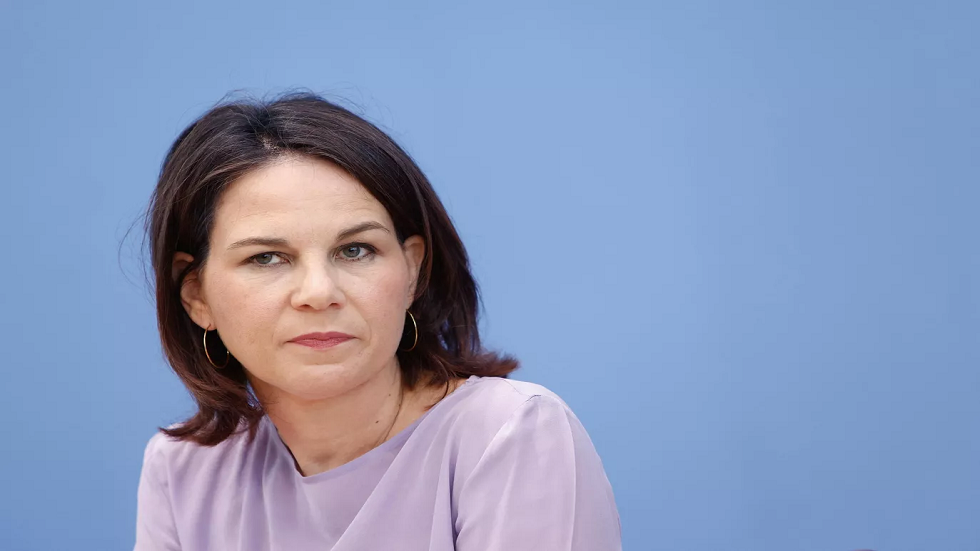 ألمانيا..  تظاهرة شعبية احتجاجا على إمداد أوكرانيا بالأسلحة خلال وجود بيربوك في إحدى المدارس