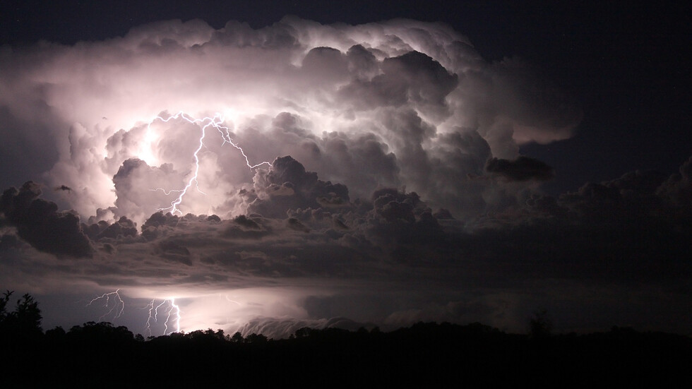 صواعق برق فوق أوروبا وإفريقيا في فيديو مذهل من قمر صناعي قوي جديد للطقس