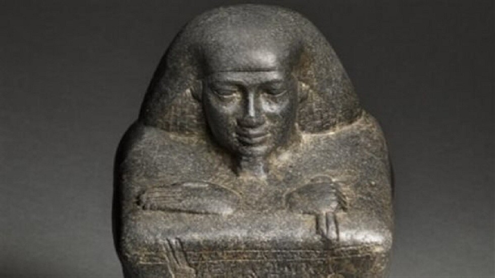 عالم آثار مصري يعلق على عرض تمثال 