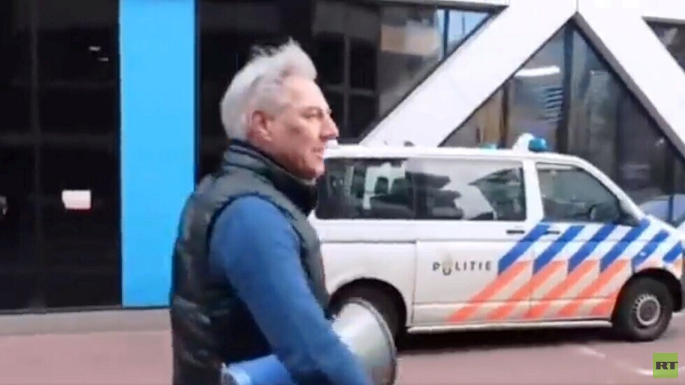 شبّه القرآن بكتاب هتلر.. إحالة هولندي مزّق نسخة من المصحف وداس على صفحاته إلى المحاكم (فيديو)