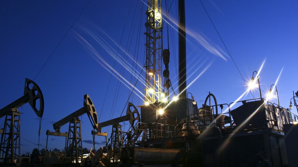 تباين في أداء أسعار النفط