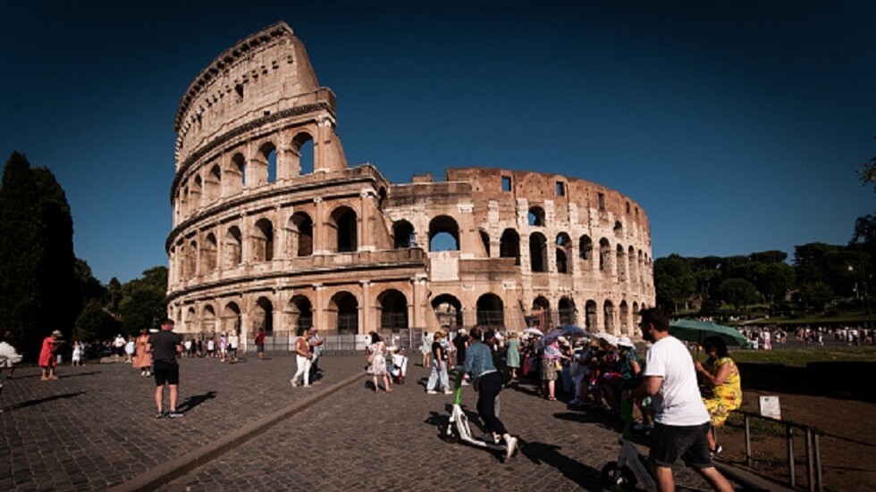 رجل كتب اسمه على جدار الكولوسيوم بمفتاح يوجه اعتذارا لسلطات روما