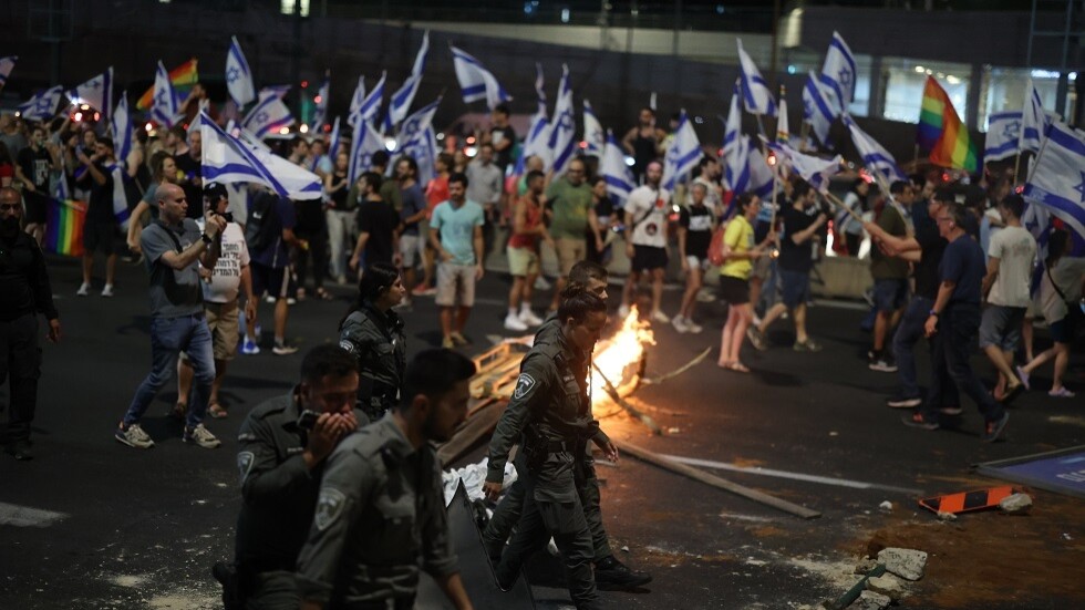 3 إصابات.. مستوطن يدهس متظاهرين ضد حكومة نتنياهو في تل أبيب (فيديو)