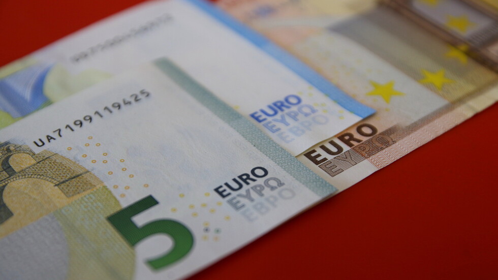 في بورصة موسكو.. اليورو يسجل مستوى هو الأول منذ مارس 2022